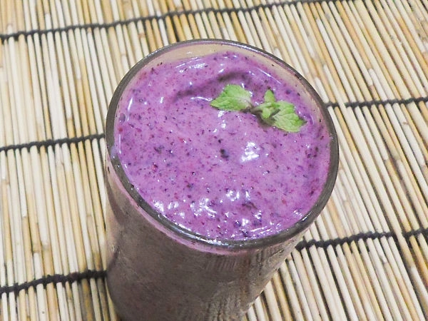yummy berry smoothie for glass skin