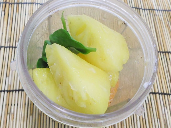 put green smoothie ingredients in a blender